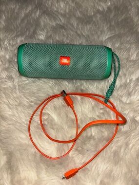 JBL Flip4 Portable Bluetooth Speaker in Teal
